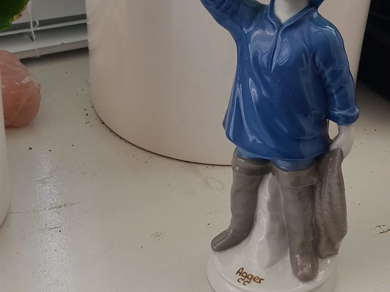 Billede 3 - Porcelæns figur , FISKER 17cm. høj,  Royal figur 