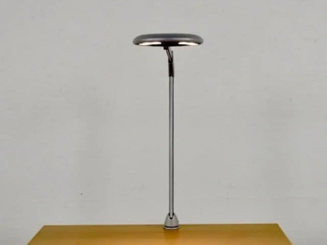 Billede 2 - Luxo ovelo bordlampe i grå med bordklemme