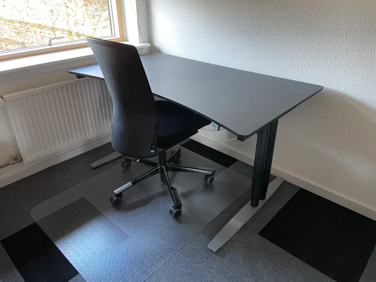 Billede 2 - Skrivebord og kontorstole "HÅG og LINAK"