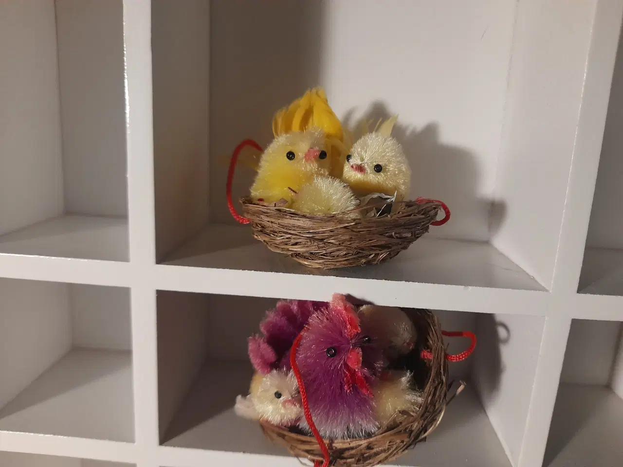 Billede 1 - 10 små påskeophæng inkl æske.