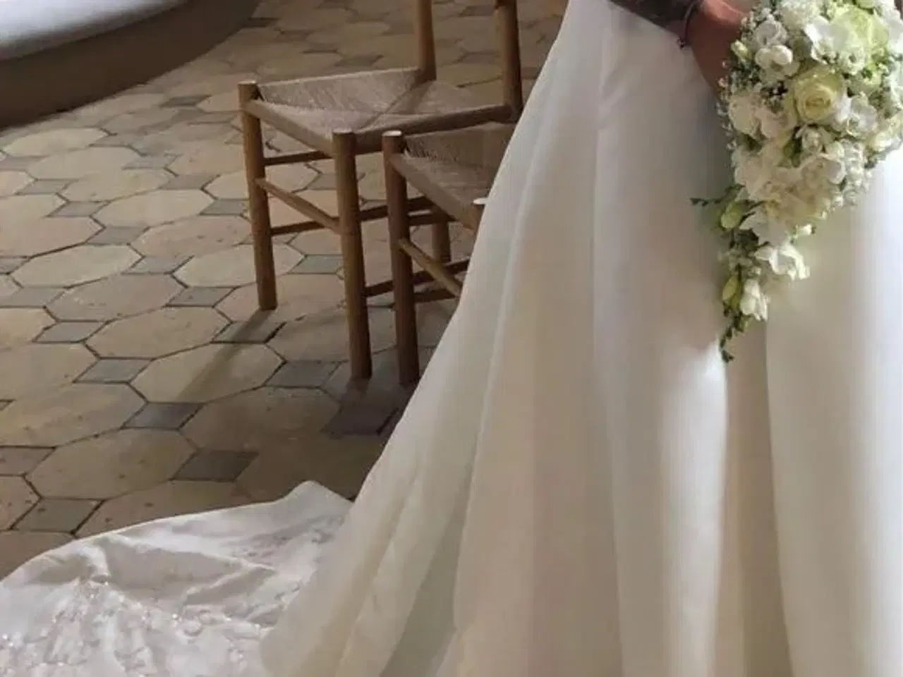 Billede 2 - Utrolig smuk brudekjole med slør
