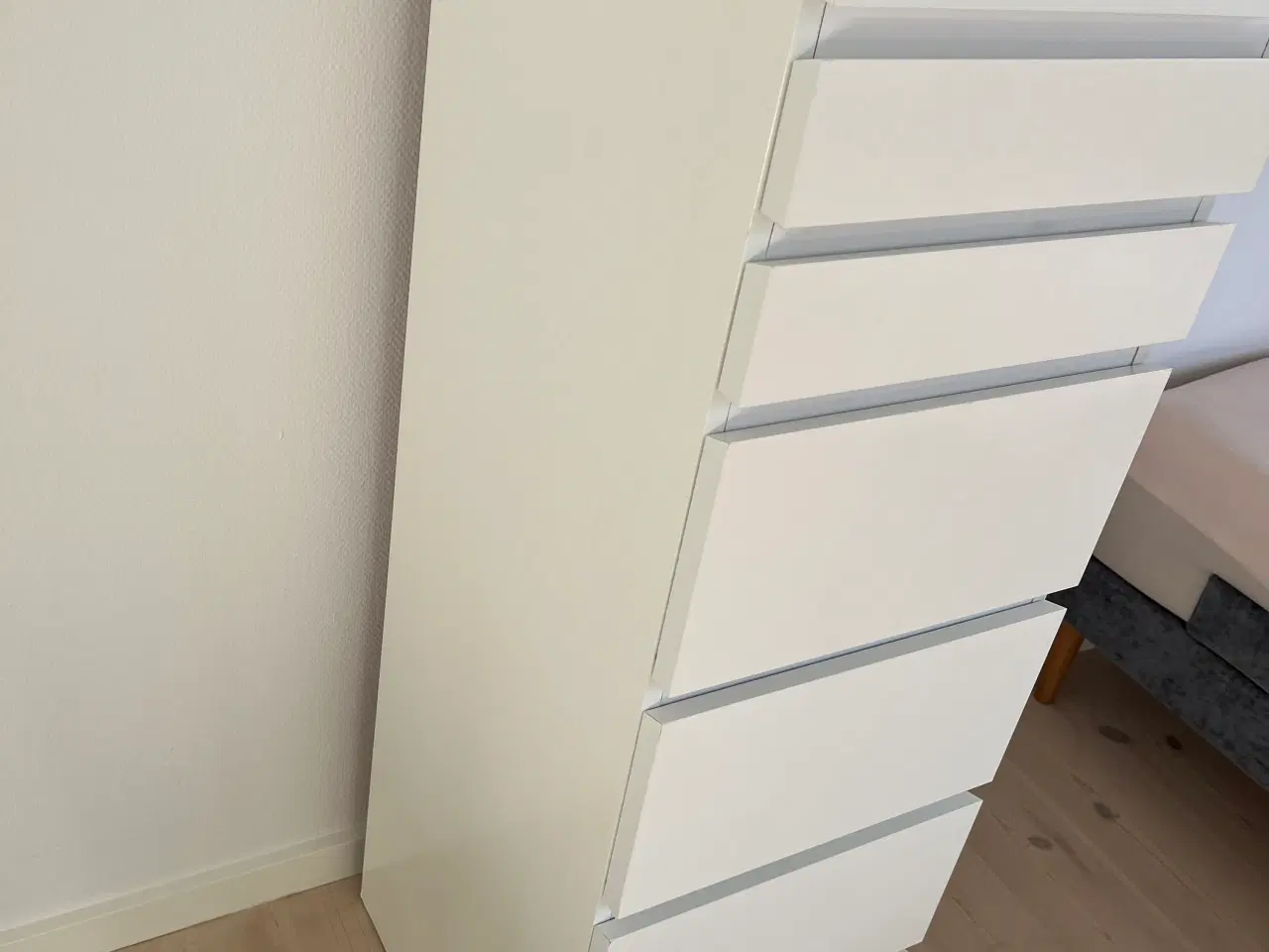 Billede 3 - Smal høj kommode Malm
