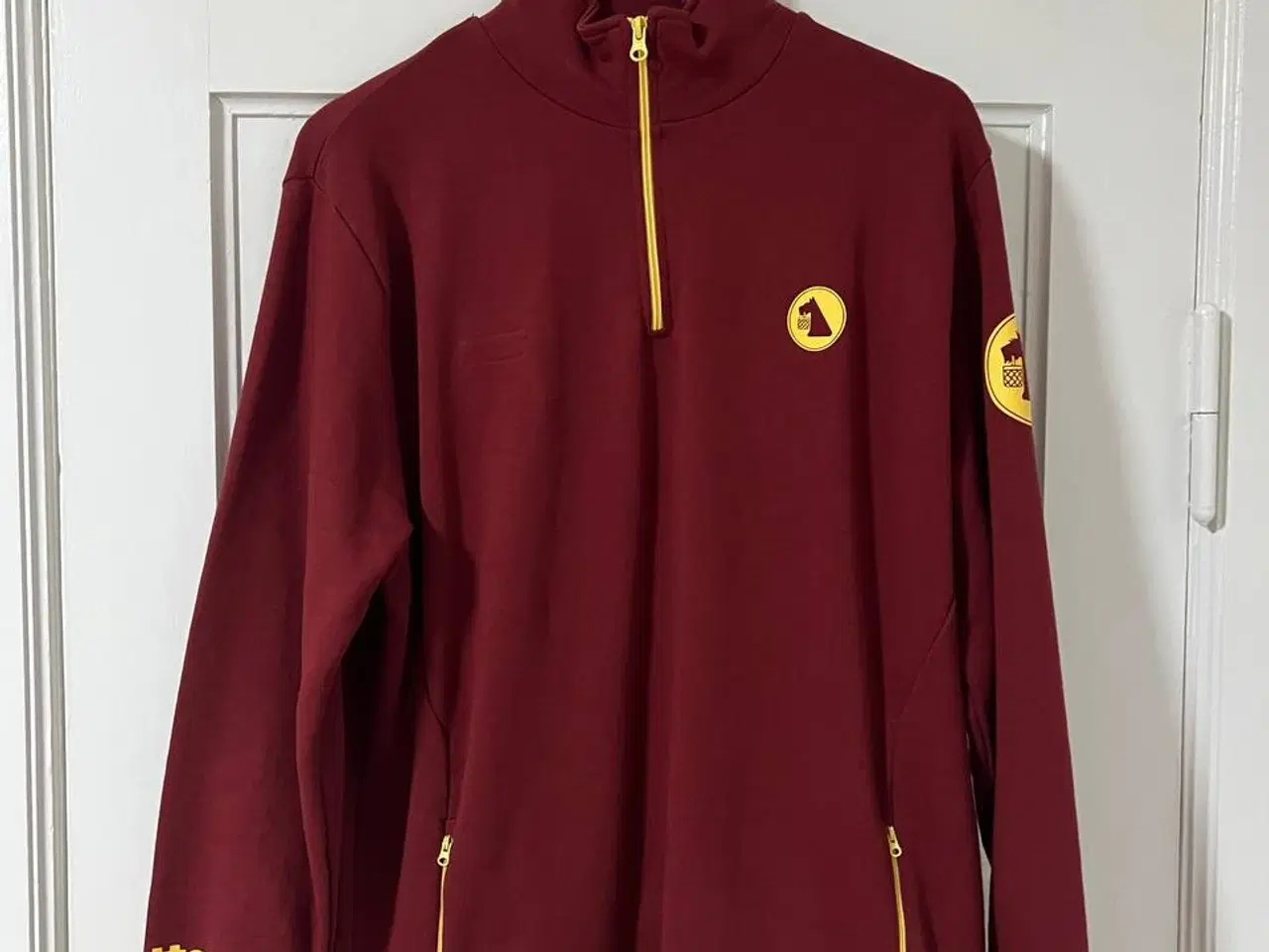 Billede 1 - Netto medarbejder-trøje – bordeaux med gul Netto