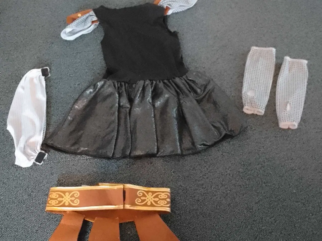 Billede 2 - Ridder prinsesse 4 dele Str 128 NSN