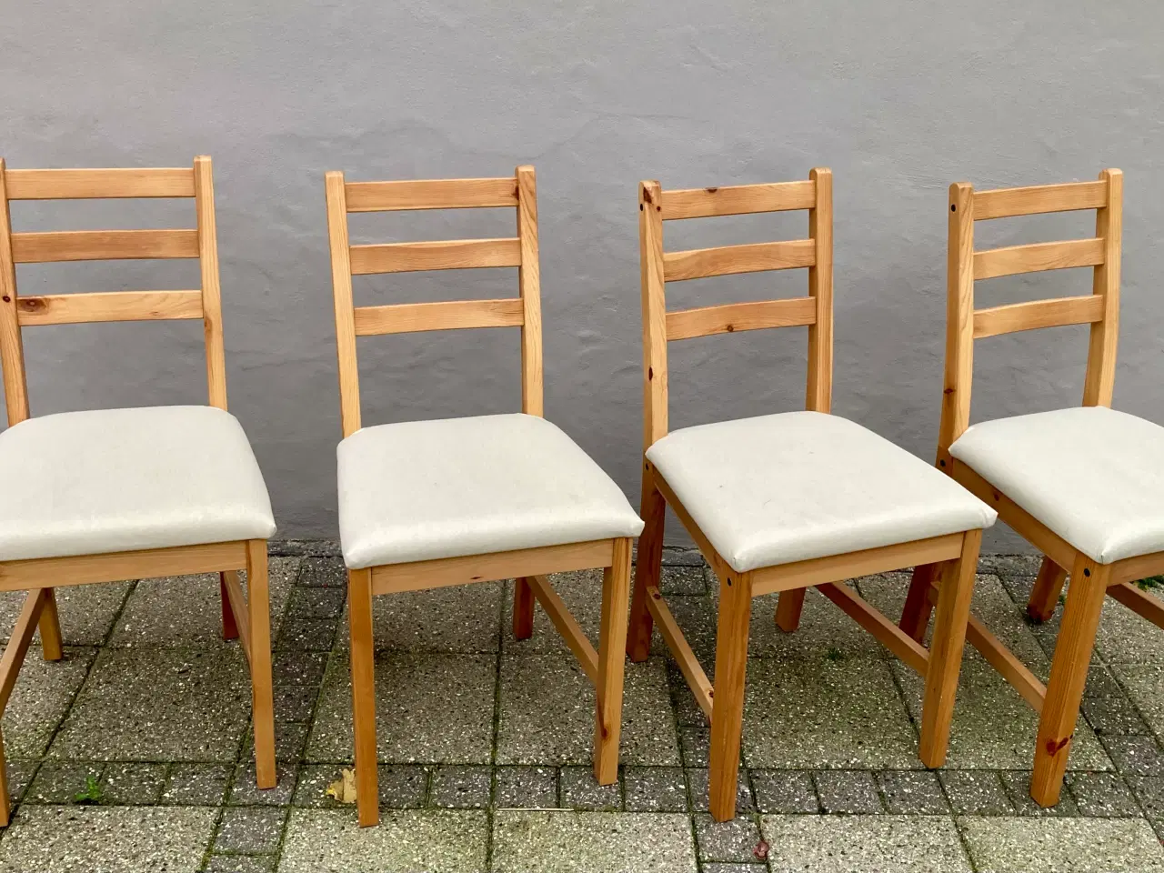 Billede 4 - 4 stole Massiv fyrretræ. Lyst vaskbar betræk