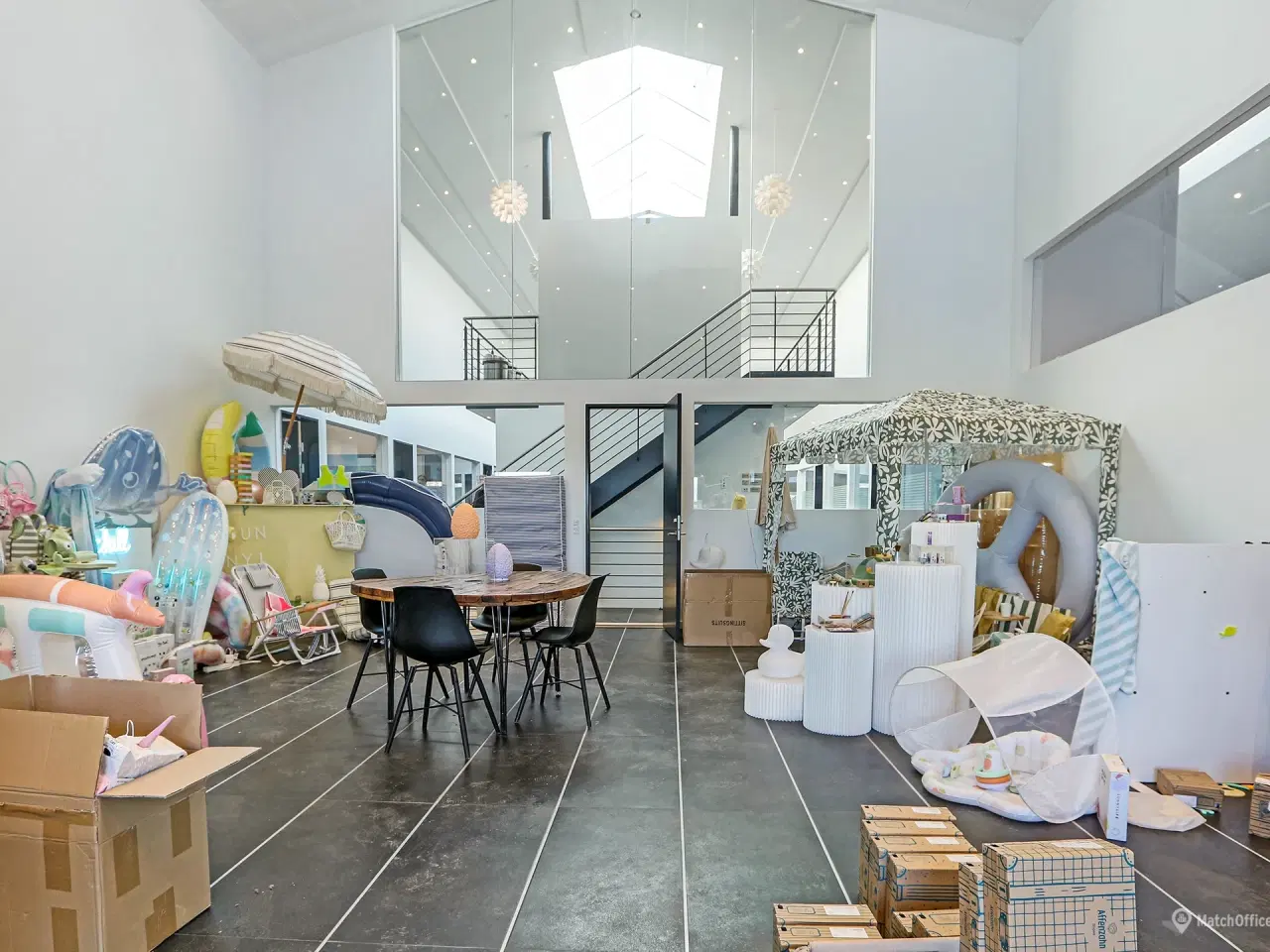 Billede 4 - Yderst indbydende kontor/showroom med højt til loftet samt fantastisk lysindfald som også indeholder mødelokale eller et lille kontor - Ring for mere info👍🏼