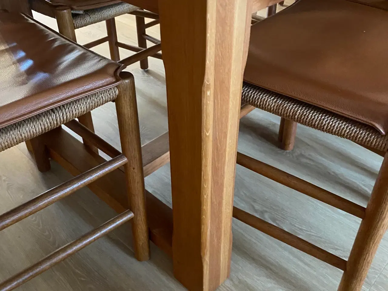 Billede 3 - Massiv egetræs spisebord samt J 39 stole