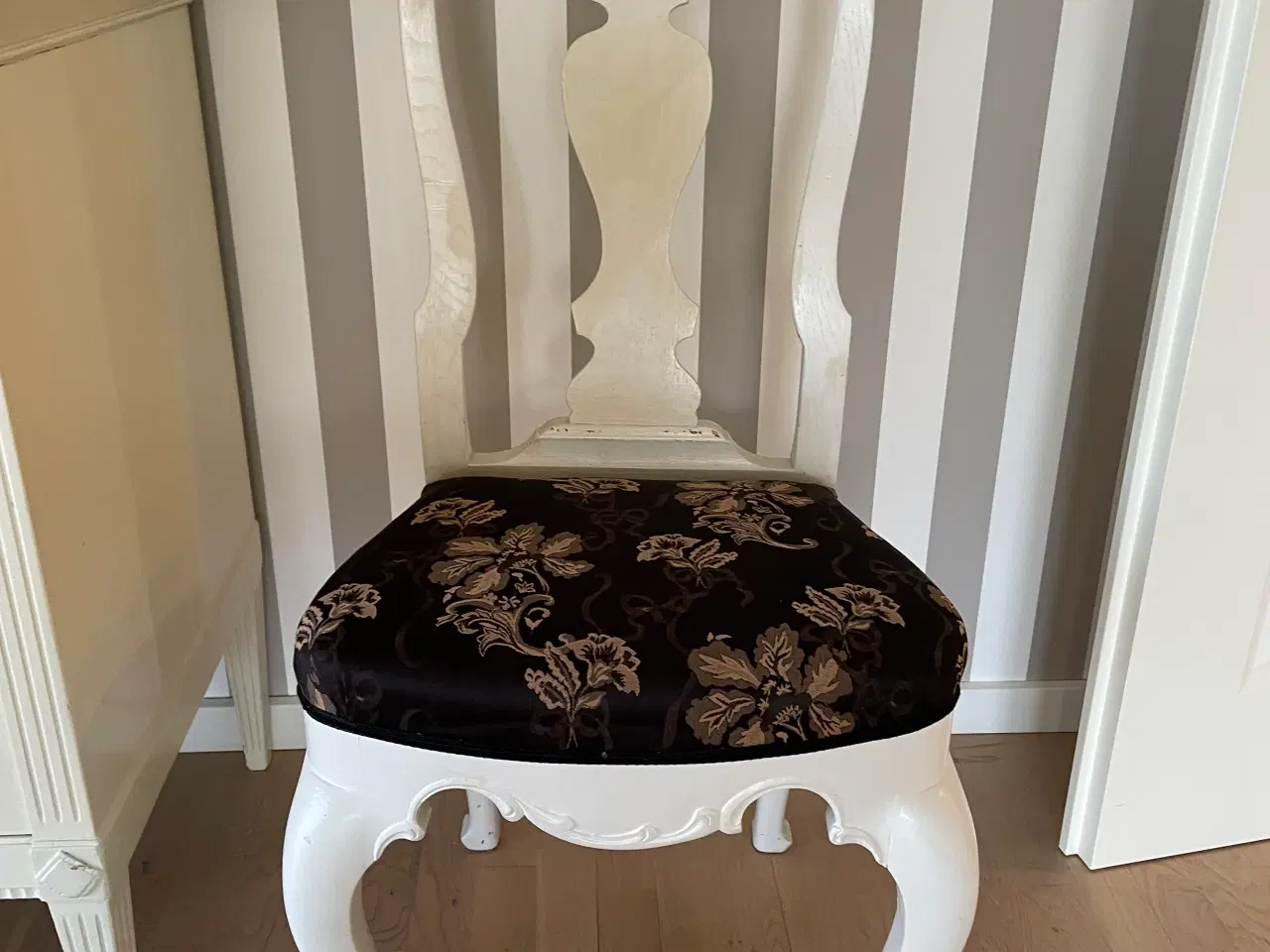 Billede 4 - Antik rokoko spisebord og skænke.