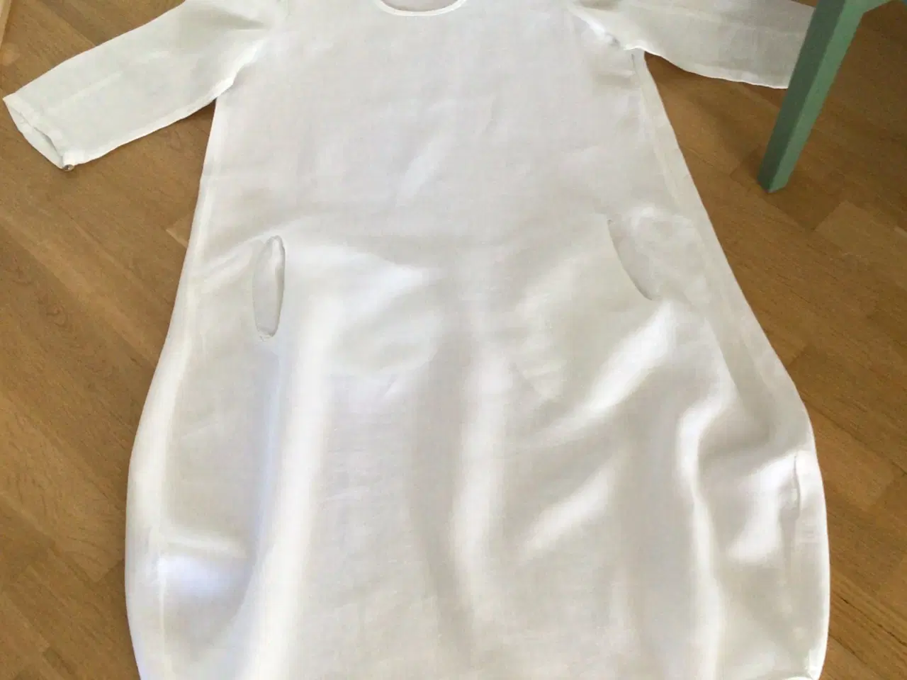 Billede 1 - Lækker hvid hørkjole fra Masai