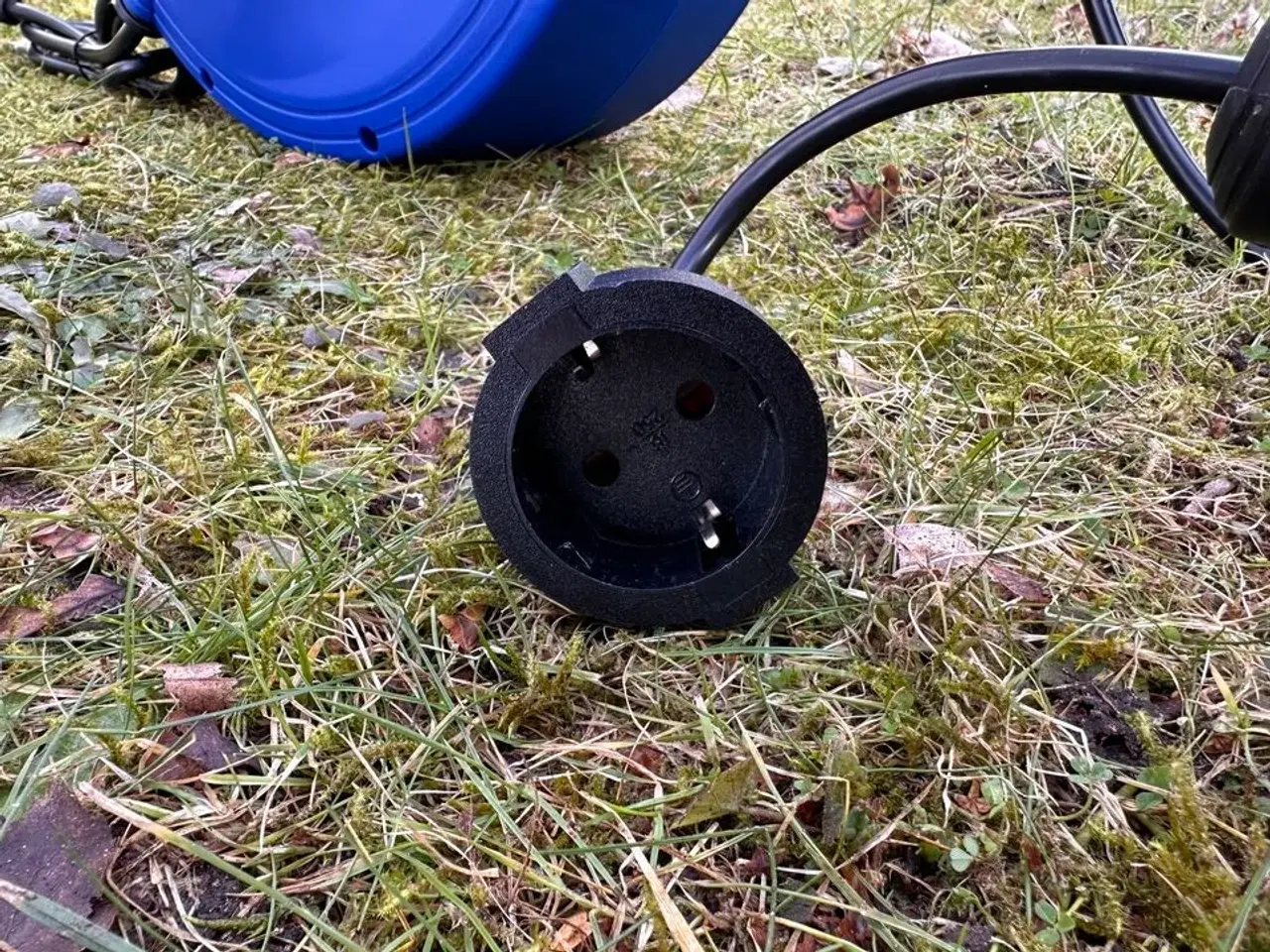 Billede 4 - Automatisk kabelopruller med 20m kabel og vægbeslag.