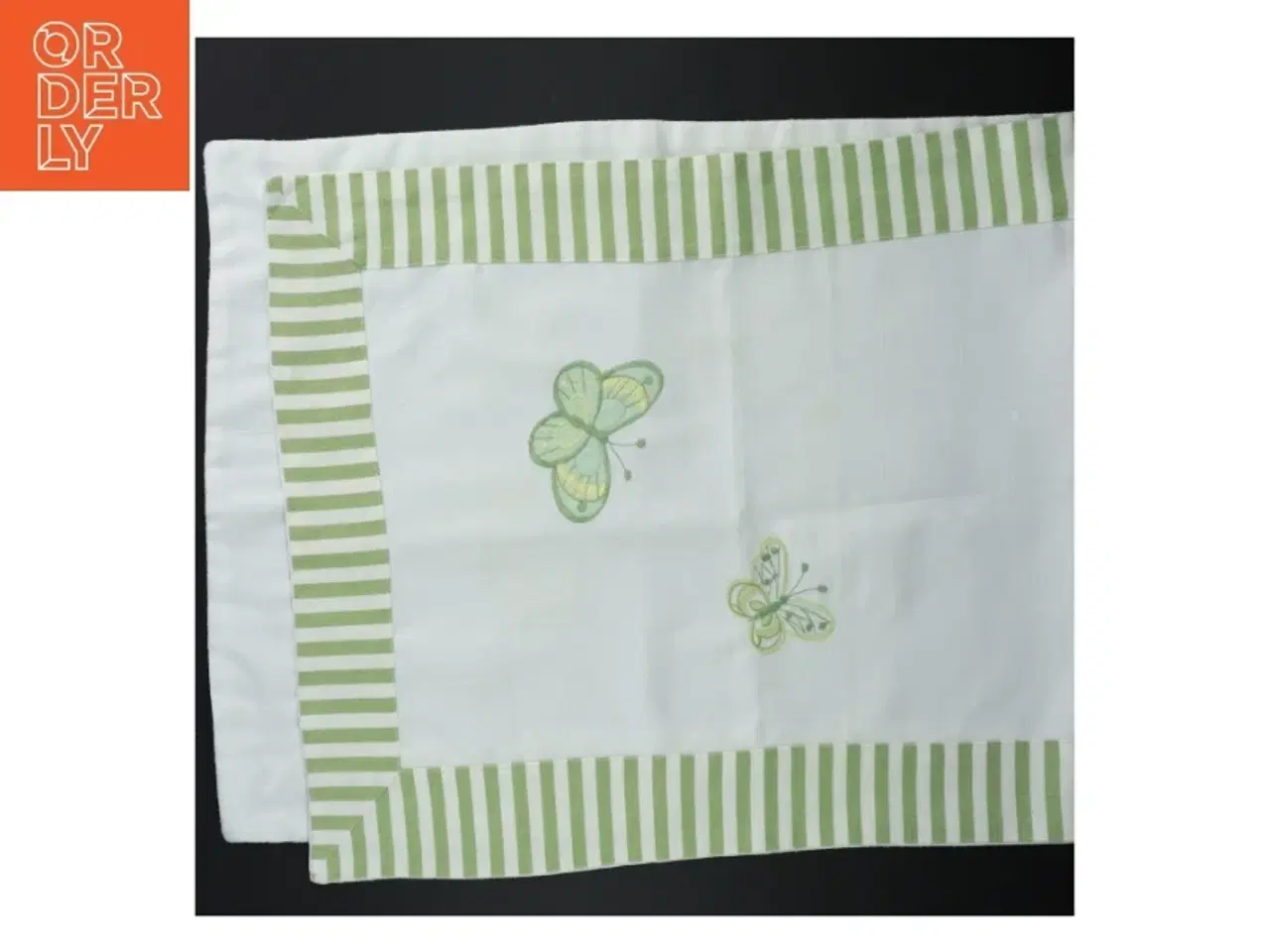 Billede 2 - Duge med broderet sommerfugl (str. 90 x 34 cm)