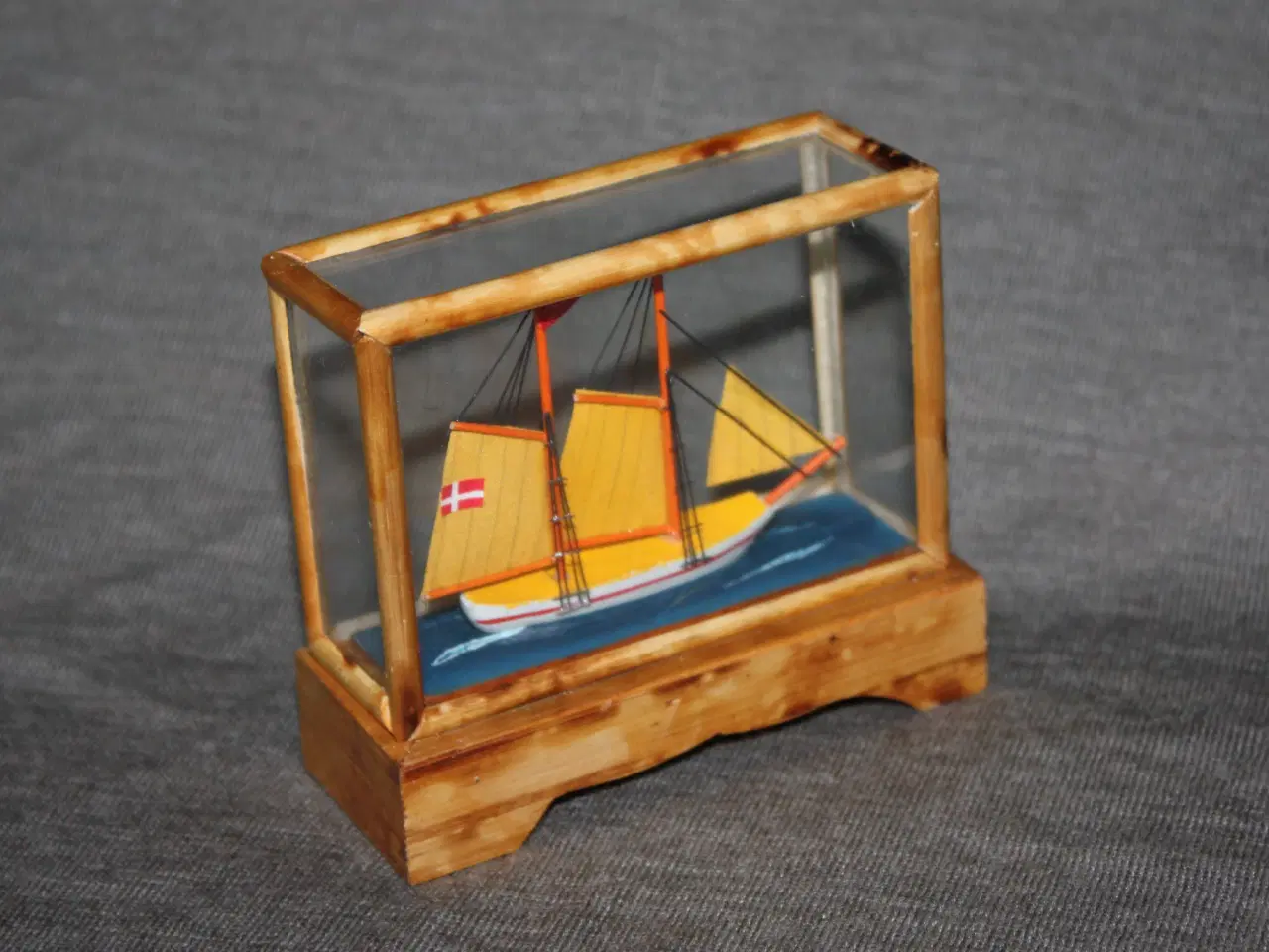 Billede 3 - Skib figur i glas montre 10 cm x 9 cm x 4 cm