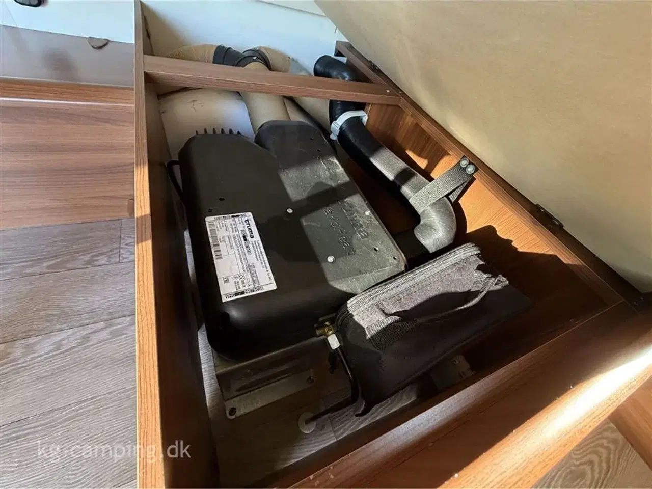 Billede 11 - 2018 - Hobby Excellent 460 SFf   Let rejsevogn med fritstående dobbeltseng. Incl i prisen er mover, fast markise og fortelt.