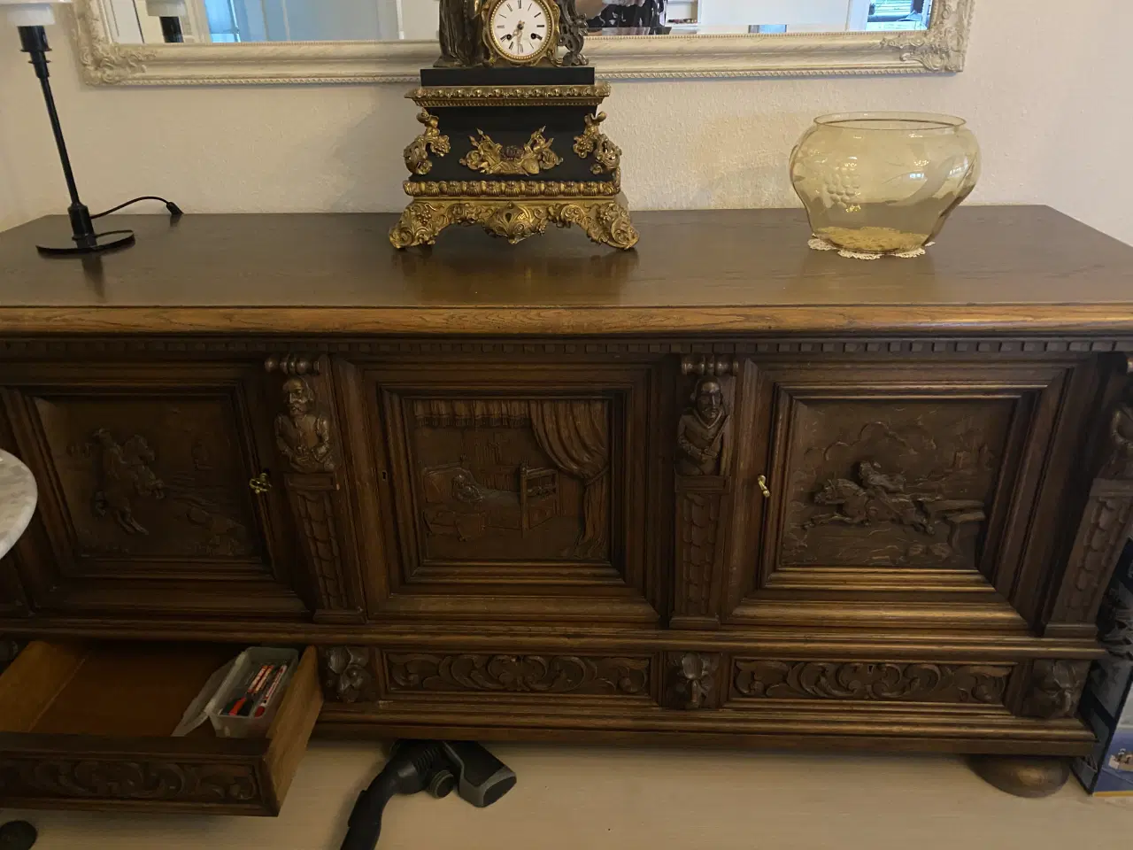 Billede 1 - Gammel egetræsskænk