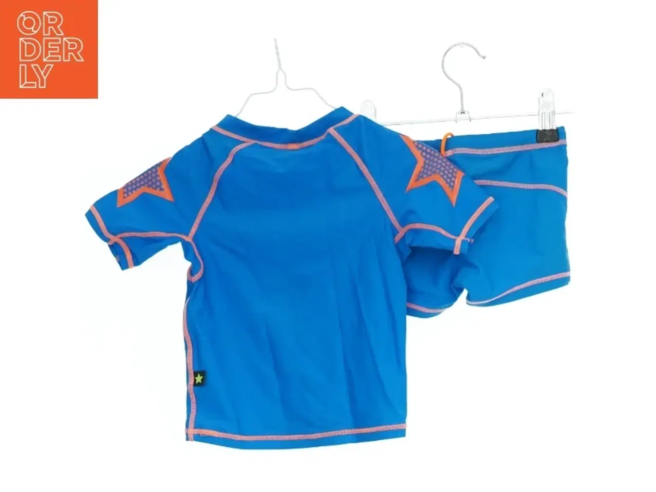 Billede 2 - Badesæt med blå T-shirt og badebukser med stjerner (str. 86)