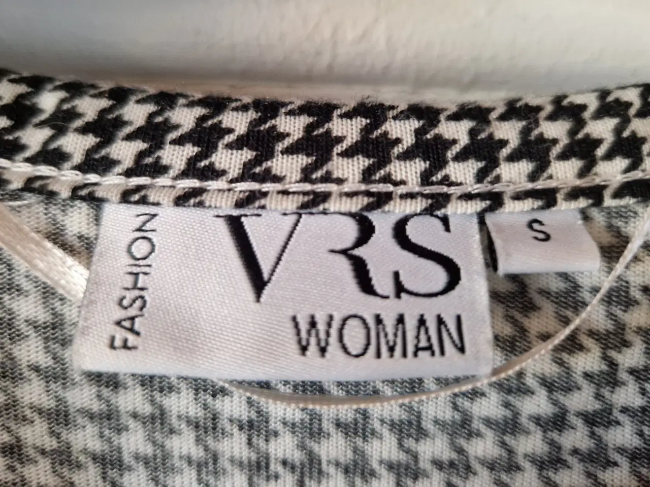 Billede 2 - VRS sort og hvid bluse, størrelse S
