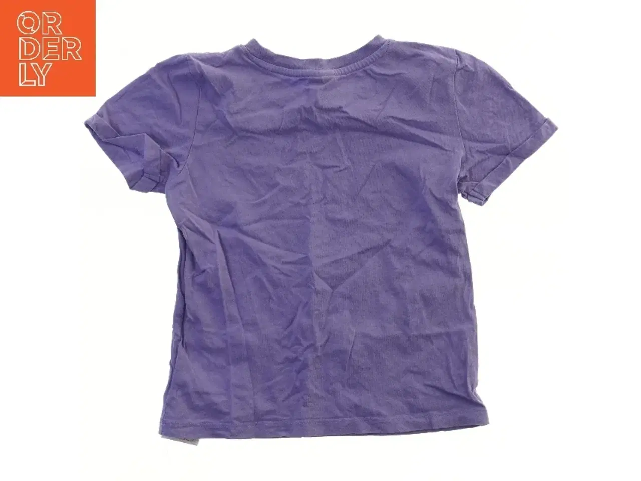 Billede 2 - Lilla T-Shirt med tekst fra Pieces (str. 116)