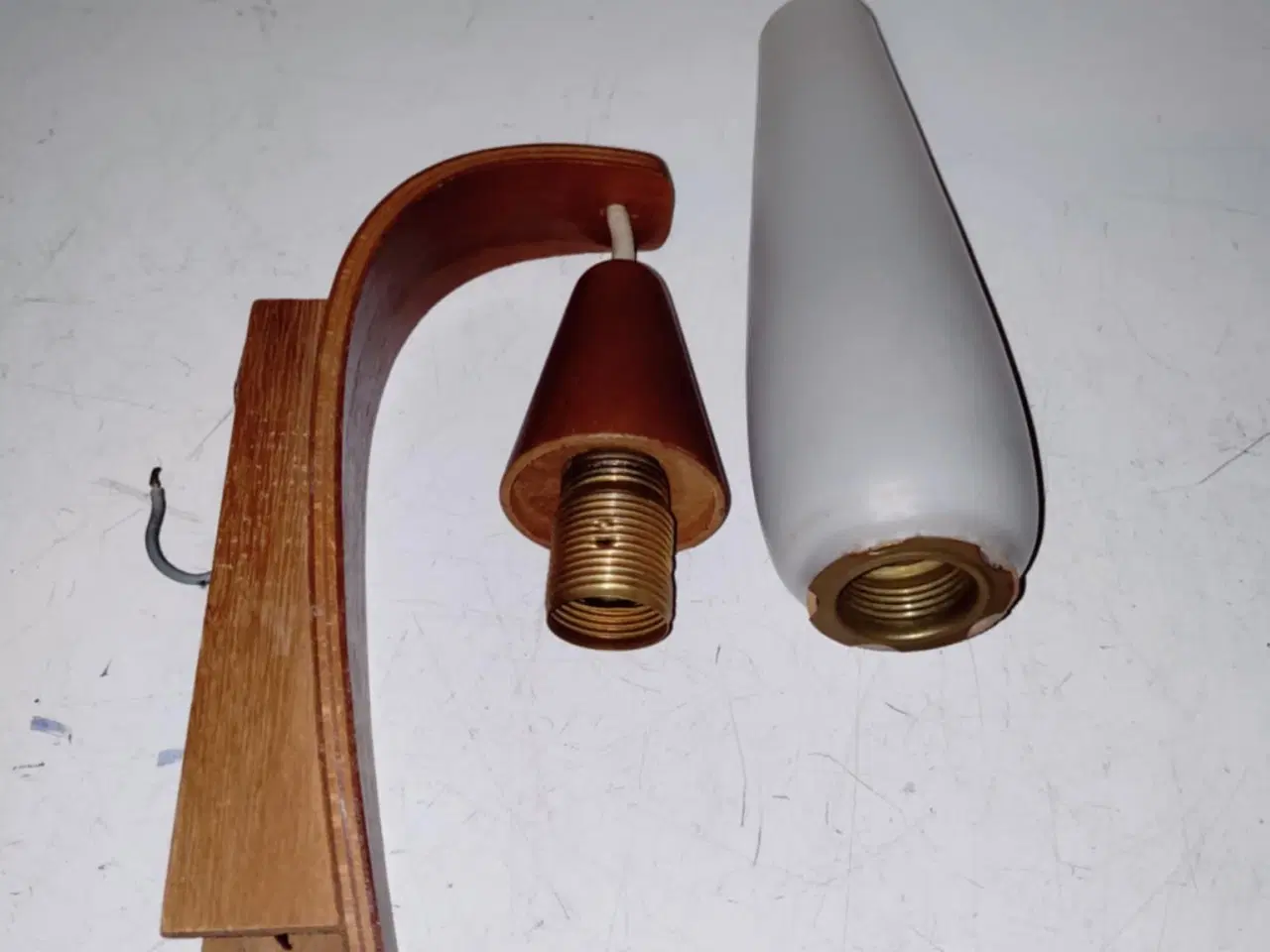 Billede 7 - 2 super fede væglamper i teak med opalglas