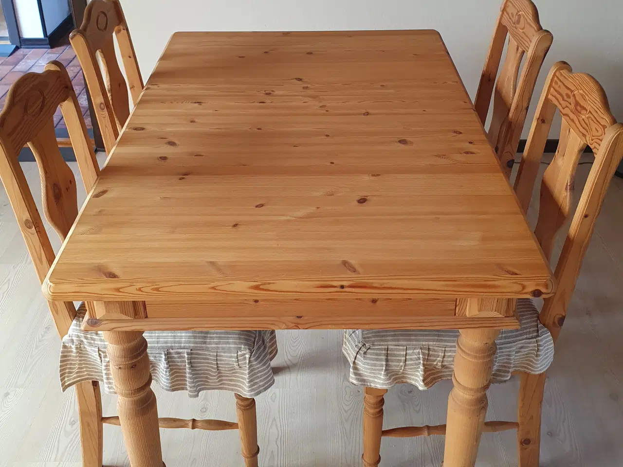 Billede 1 - Spisebord i træ med 2 plader og 6 stole