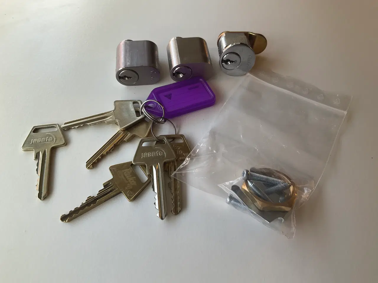 Billede 1 - Cylindre og nøgler. 6 stifter.