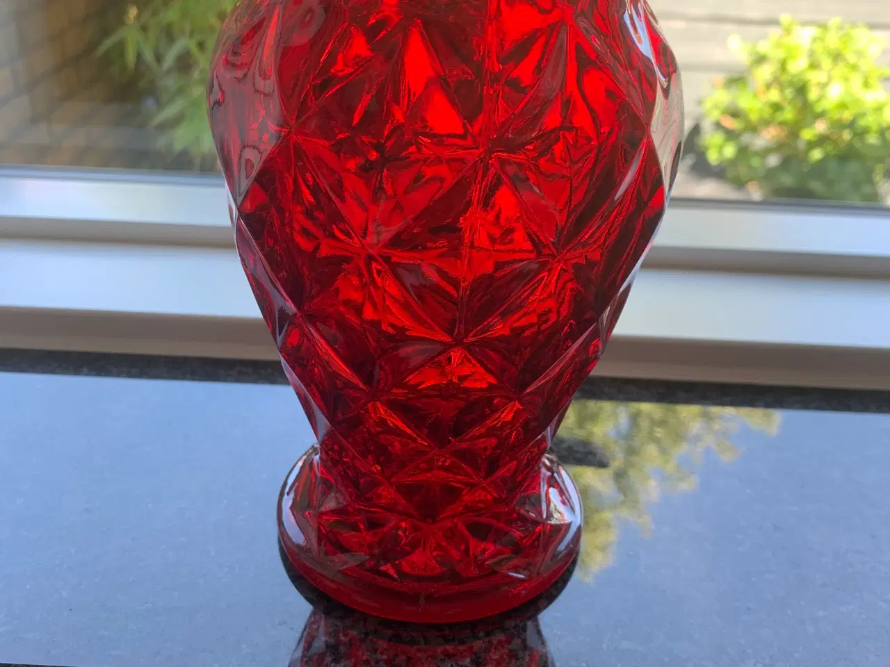 Billede 2 - Rød glasvase fra Odense Glasværk