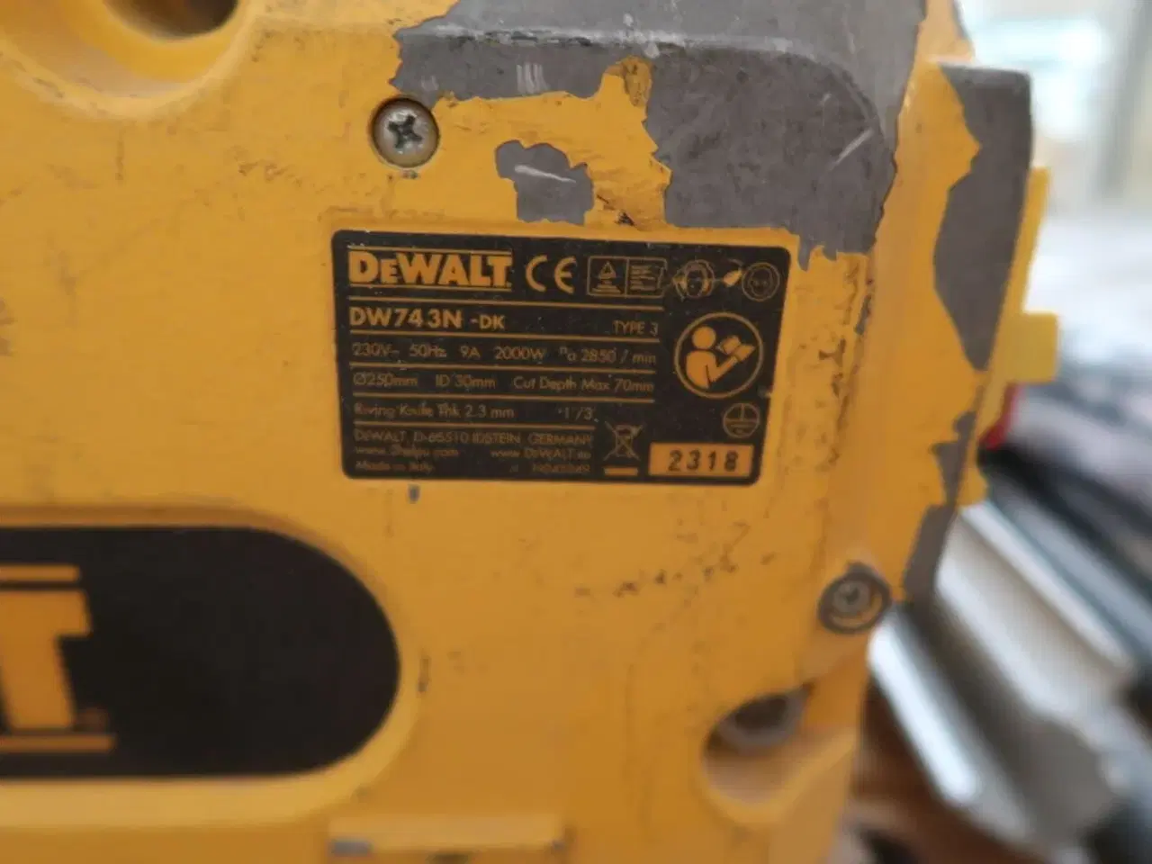 Billede 5 - Dewalt vendbar kap-/geringssav 2000W DW743N