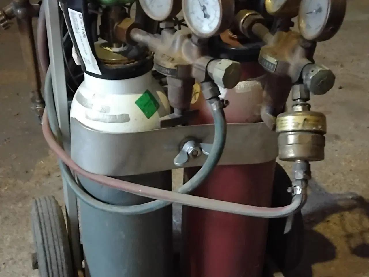 Billede 1 - ilt og gas med ejendoms flasker