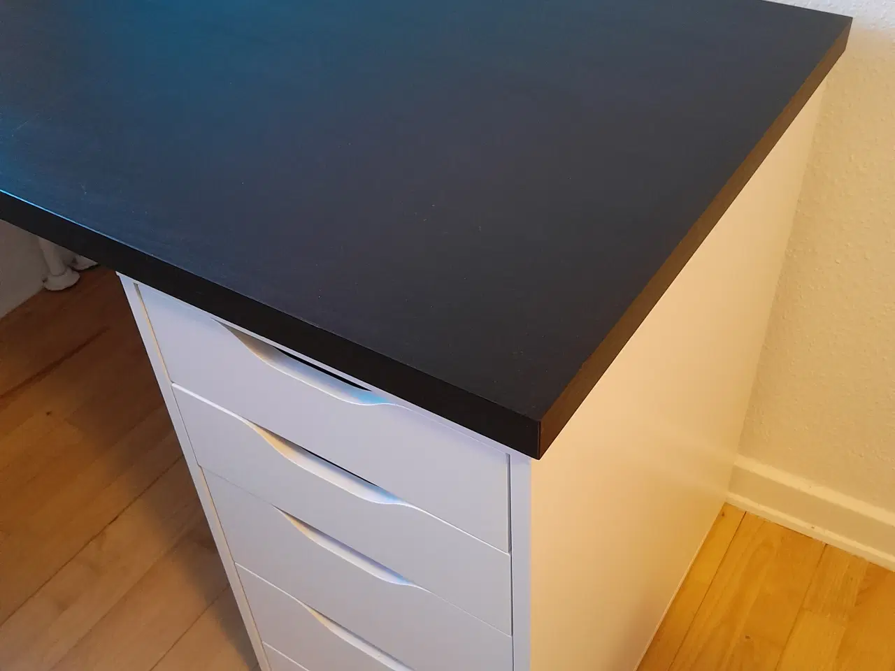 Billede 2 - Skrivebord med skuffer (LAGKAPTEN / ALEX fra IKEA)