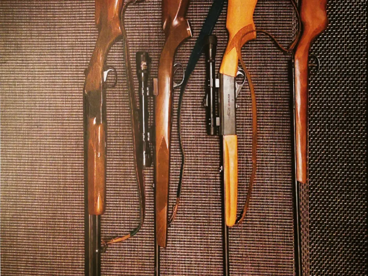 Billede 4 - Genladnings udstyr og diverse geværer.