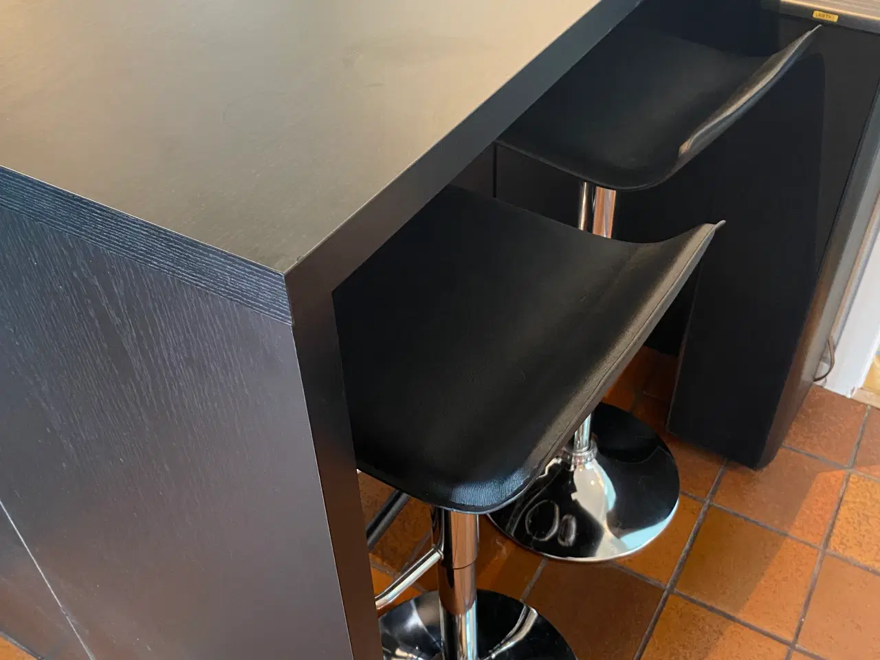 Billede 1 - Flot bar med fodhviler.