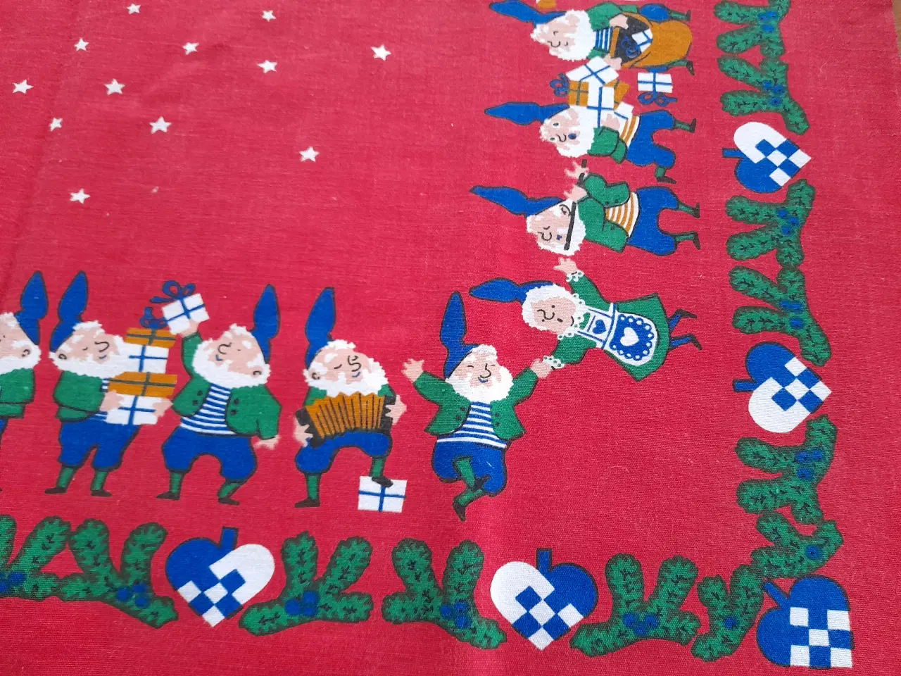 Billede 1 - Juledug med dansende nisser,