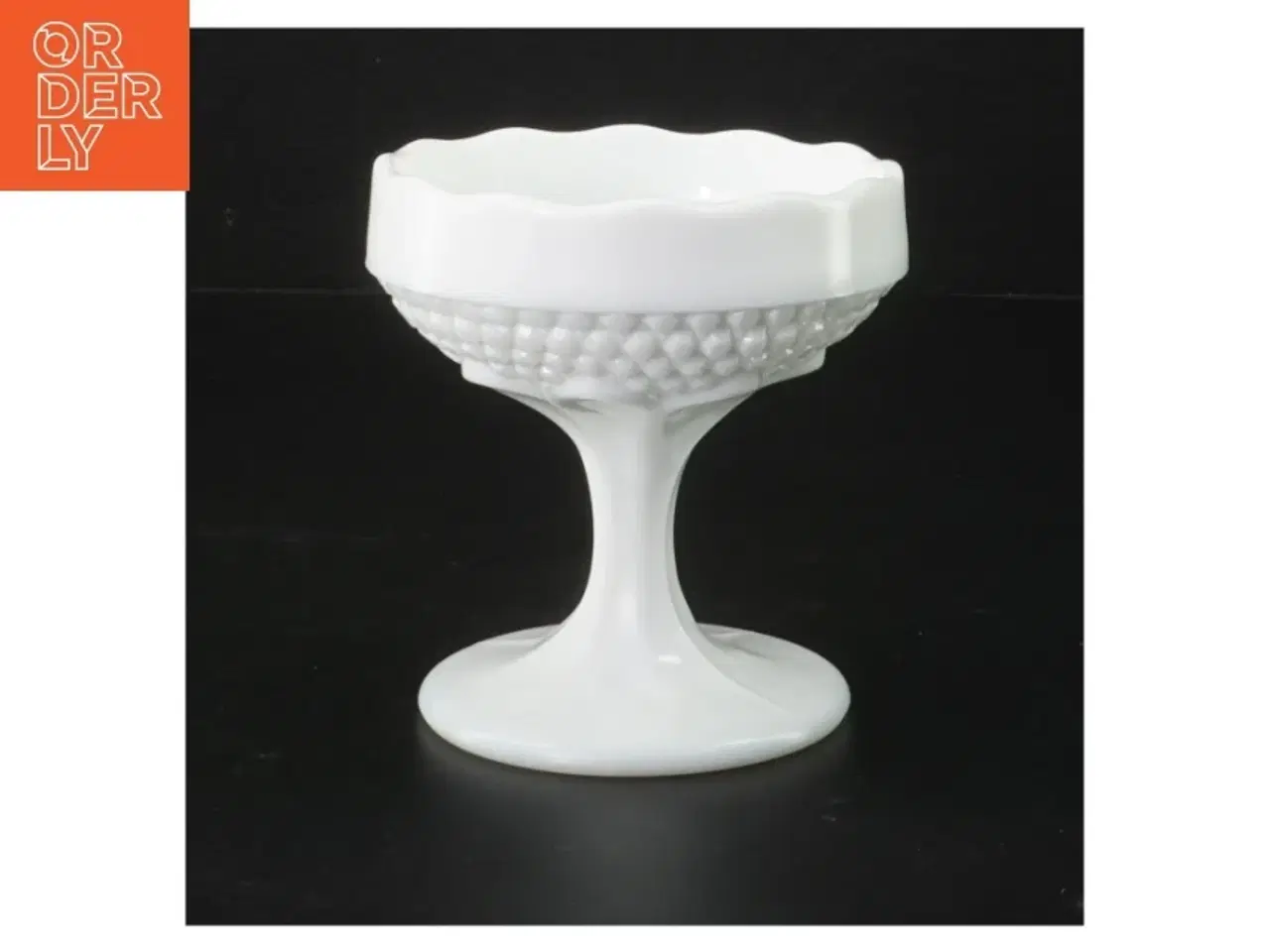 Billede 1 - Hvid opsats i opalglas på fod (str. H 10 cm ø. 10 cm)