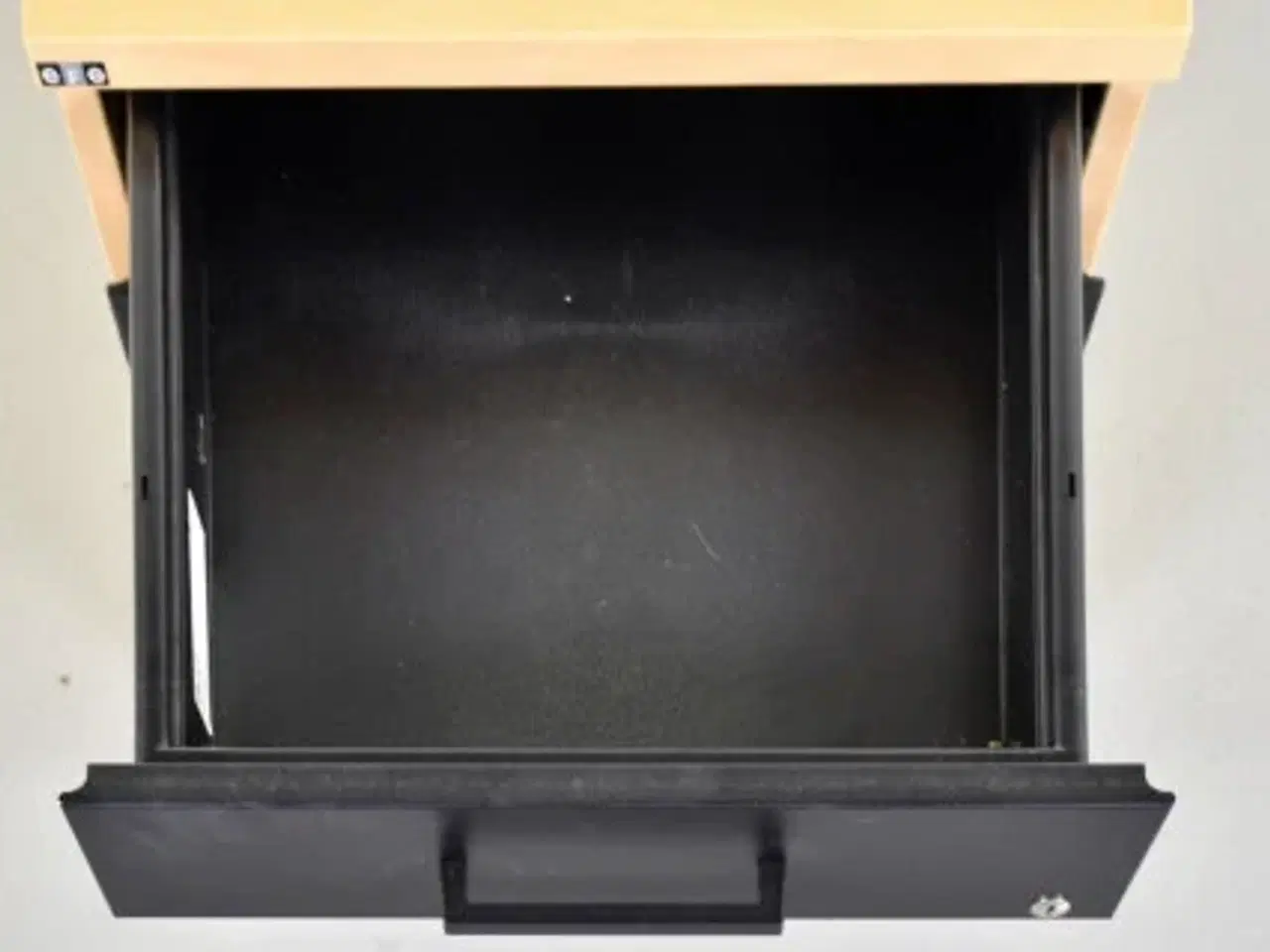 Billede 3 - Efg skuffekassette i ahorn med 2 sorte skuffer med greb.