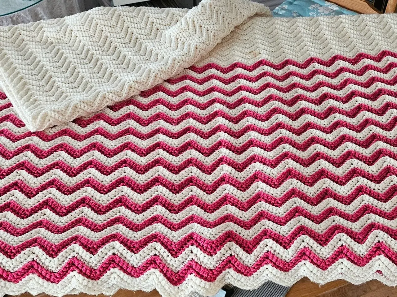 Billede 2 - Hjemme Strikket sengetæppe med flot bølgemønster