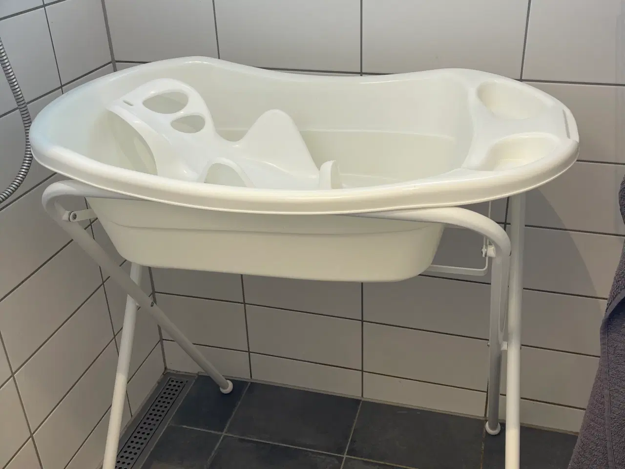 Billede 1 - Badekar på stativ med babyindsats 