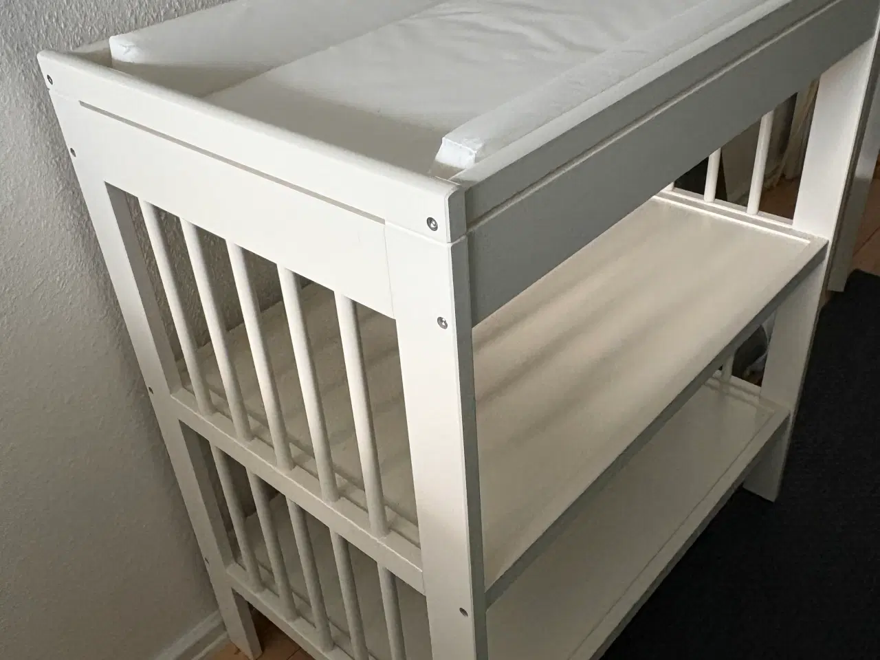 Billede 5 - Baby møbel sæt - tremmeseng m madras og puslebord