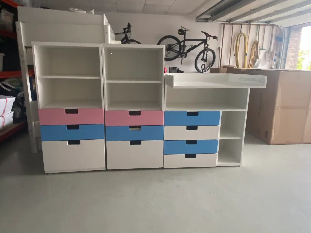 Billede 2 - IKEA møbler - reol og puselkommode
