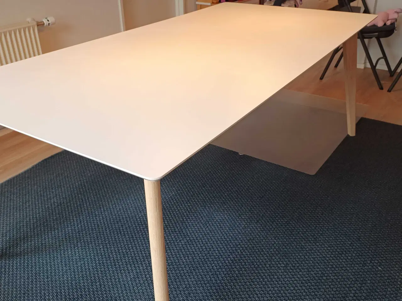 Billede 1 - Hvidt spisebord med træben 100x200 cm
