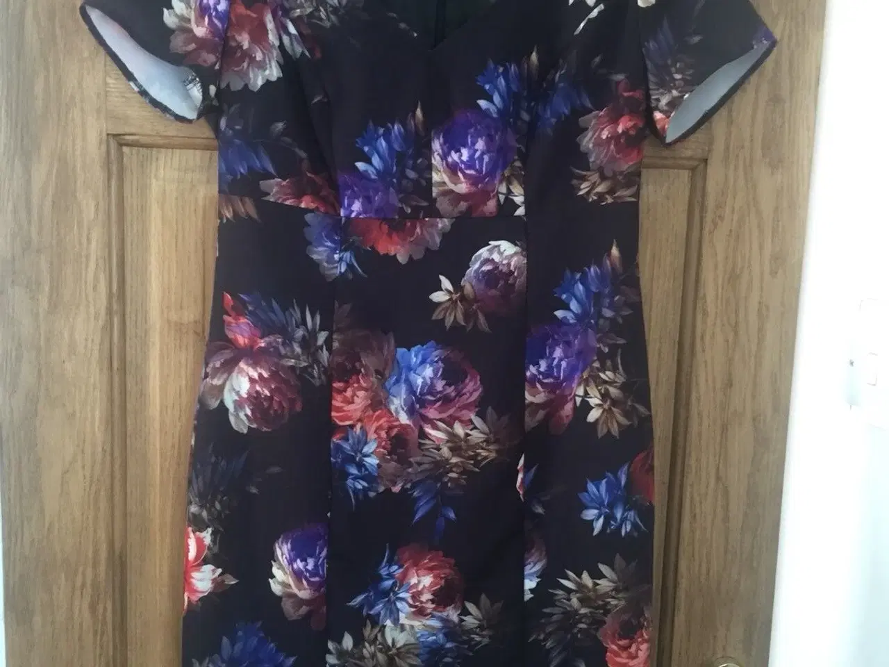 Billede 1 - kjole med blomster fra Debenhams/størrelse 42