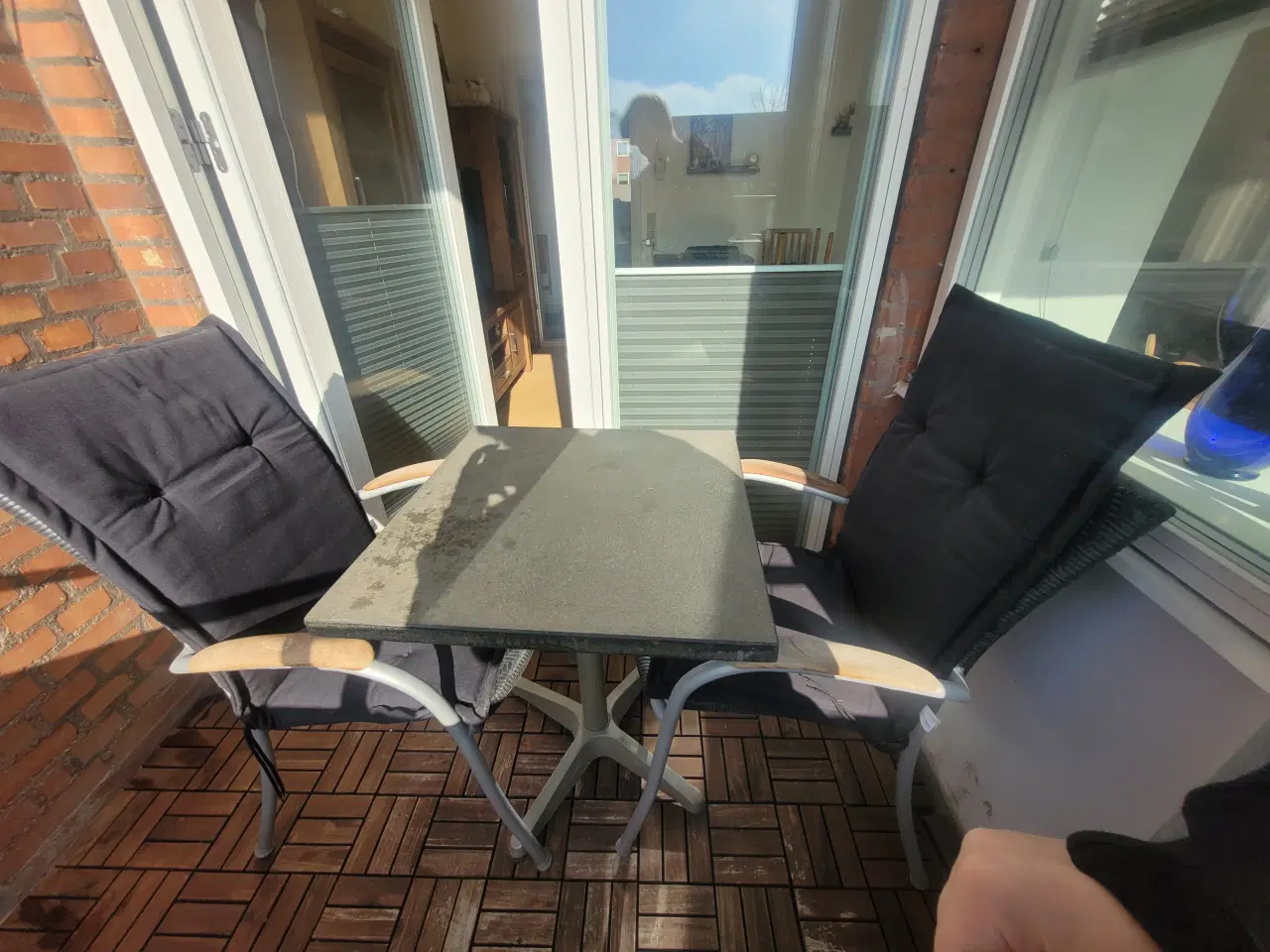 Billede 2 - Cafebord med 2 stole og hynder
