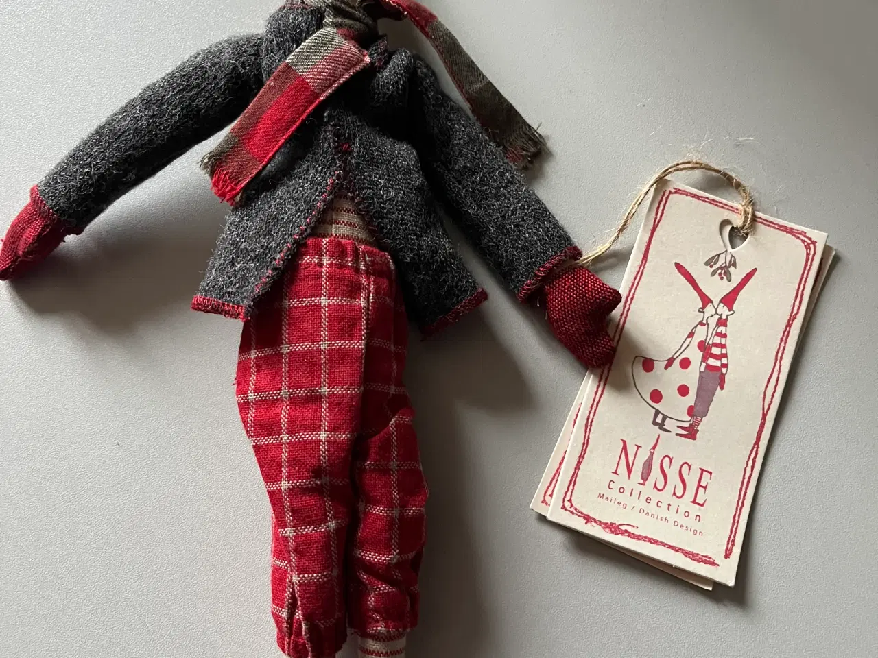 Billede 1 - Maileg Nisse med rødt og gråt tøj