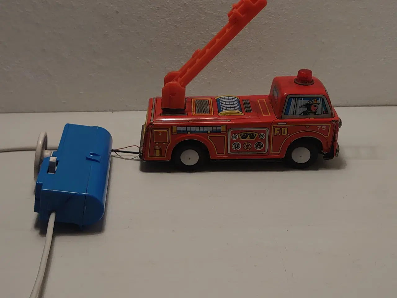Billede 3 - Bliklegetøj:Fjernbetjent brandbil. Fra TT Japan.