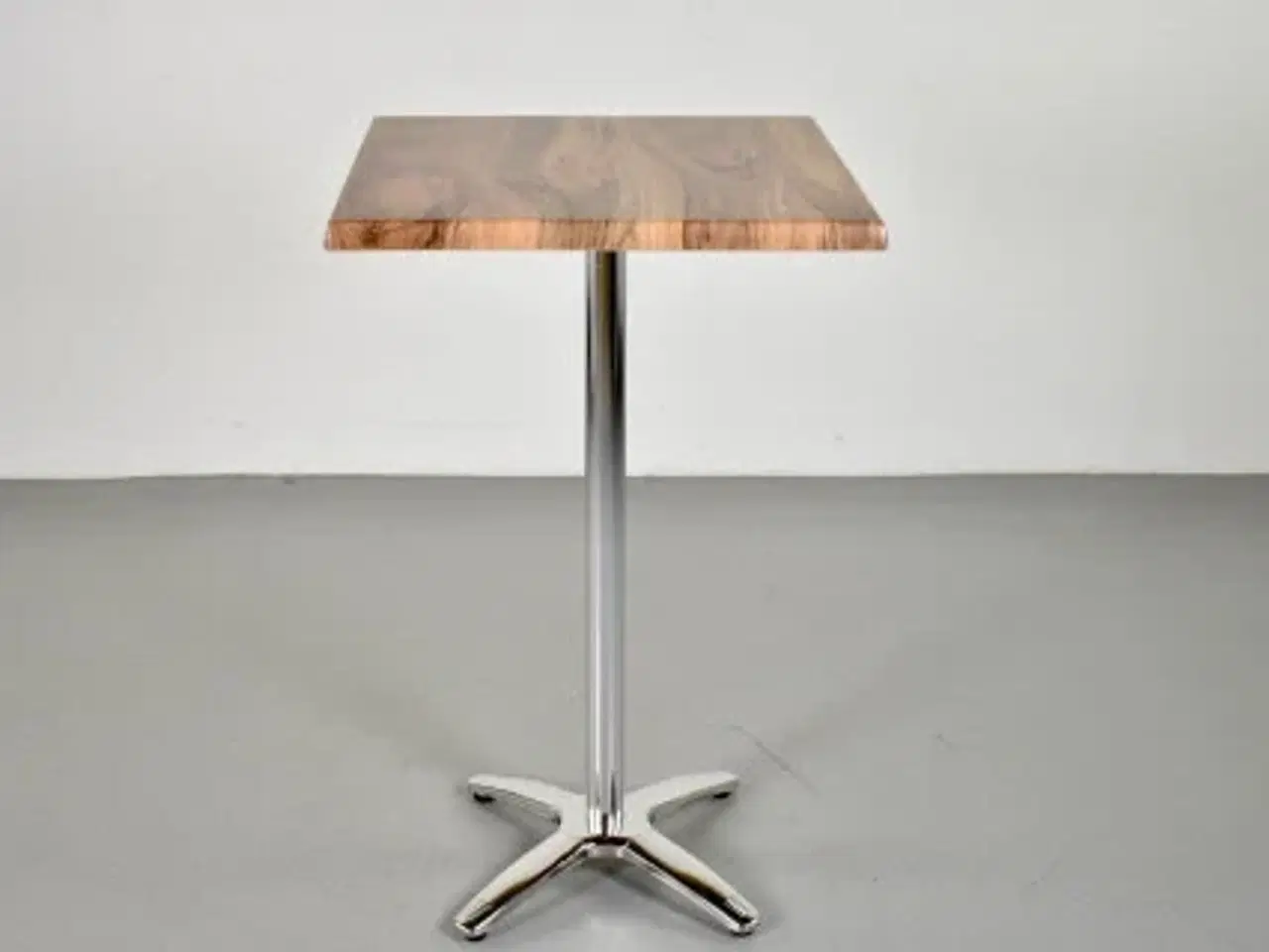 Billede 2 - Højt cafébord med egestruktur og stel af poleret aluminium