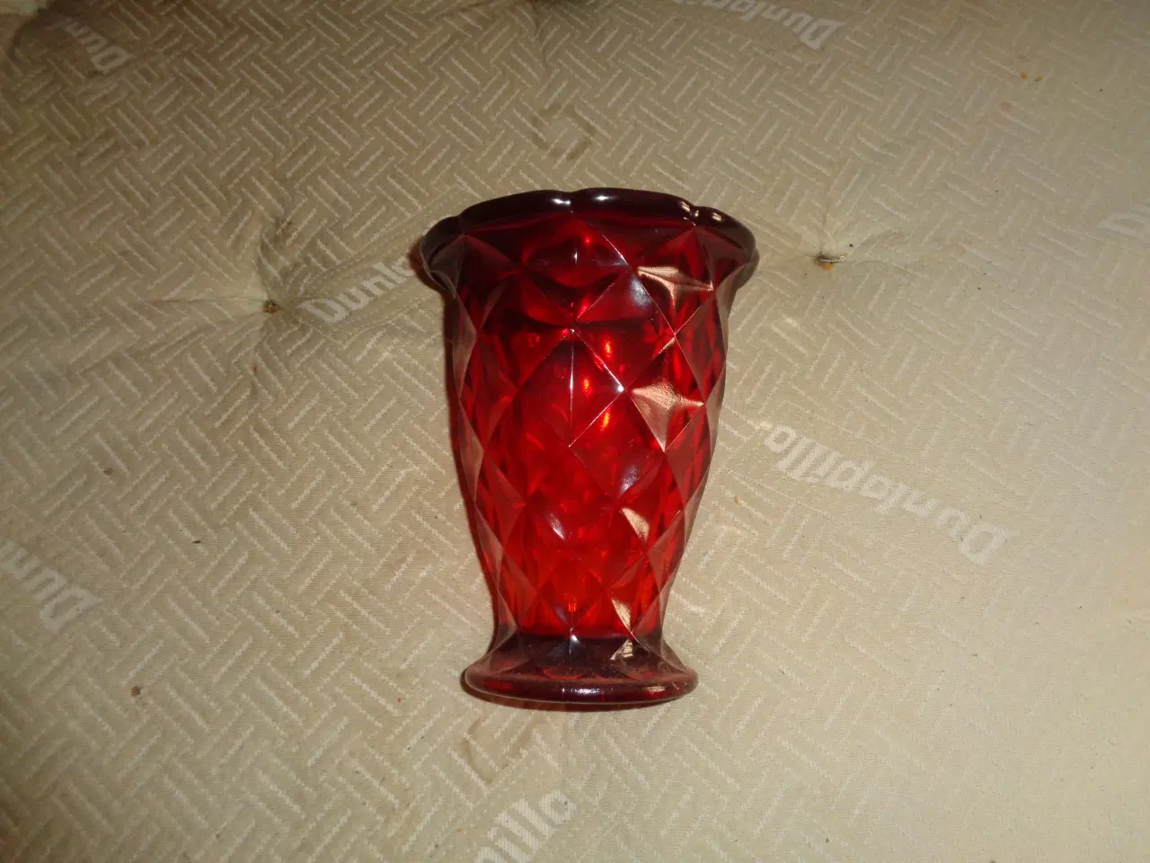 Billede 1 - fyens glasværk rød vase 18 cm høj odin