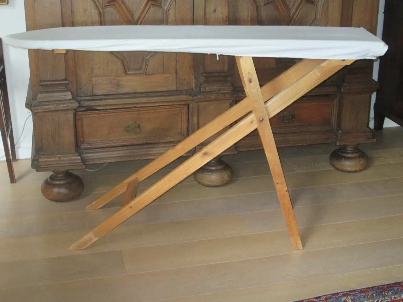 Billede 1 - Gammelt strygebræt i fyrretræ