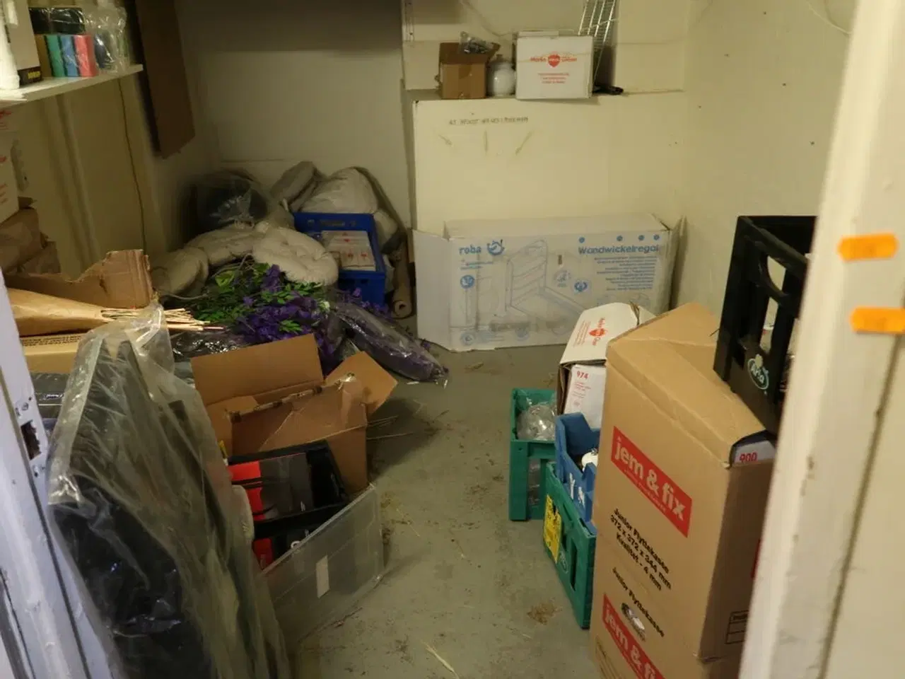 Billede 1 - Div. Engangsservice, vinglas, affaldsække, puder m.m.