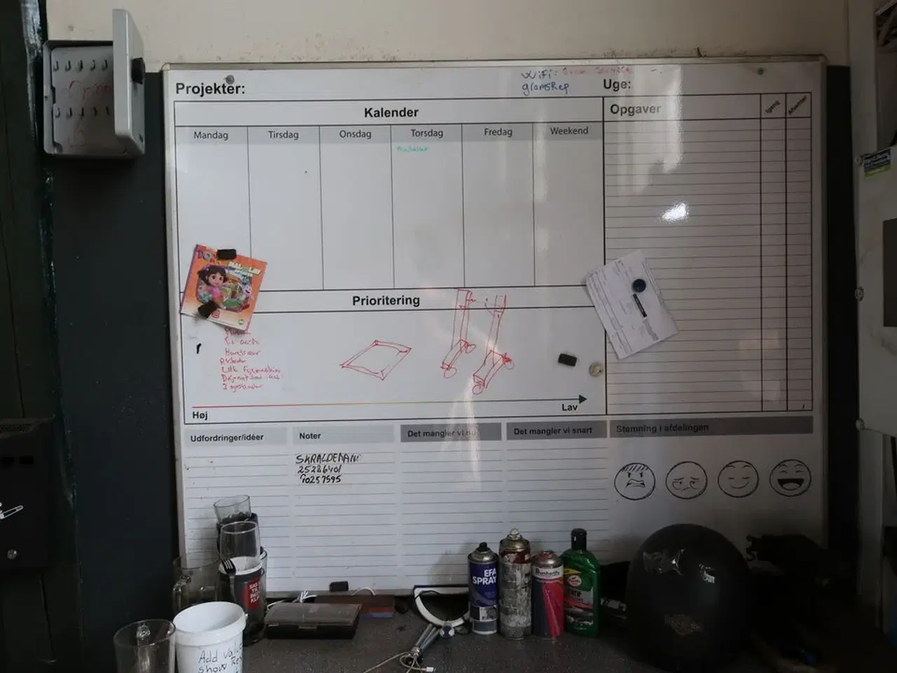 Billede 2 - Whiteboard samt skab med indhold