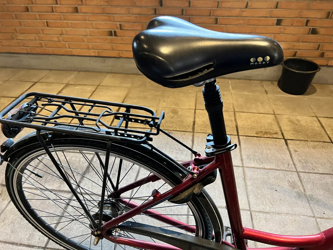 Billede 2 - Damecykel rød, med kurv foran