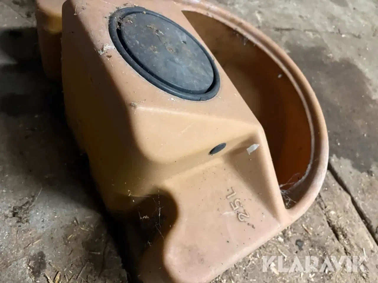 Billede 11 - Mineralbeholder og vandtrug