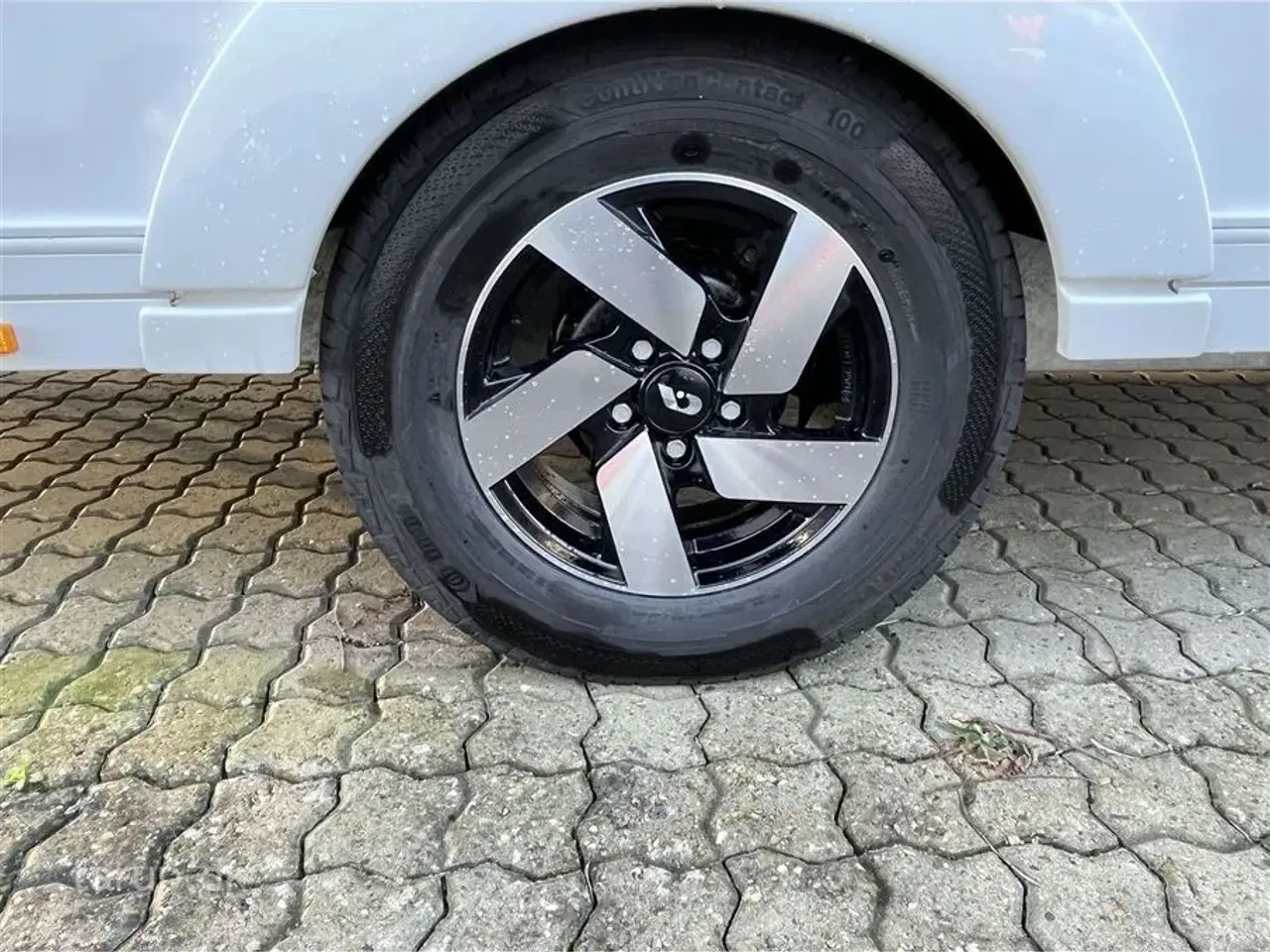 Billede 5 - 2026 - Adria Adora 613 PK Teen Køjesenge (3) og dobbeltseng, rund-siddegruppe og L-sidegruppe, SmartBox opbevaring, Truma Combi 6E, el-gulv-varme, 142 l. stort køleskab m/ frys